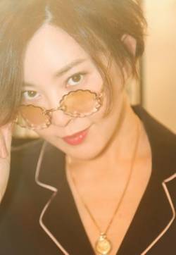 高清中国内地哈尔滨女演员刘威葳慵懒睡衣性感私房写真