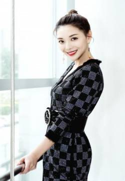 辽宁大连主持人女演员栗坤时尚干练写真图片
