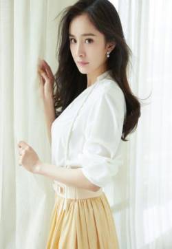 中国内地北京影视女演员杨幂发布会现场高清性感图片
