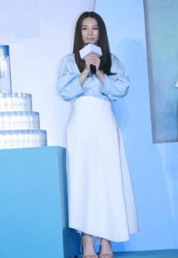 大陆台湾省新竹女演员田馥甄浅蓝衬衫性感活动照图片