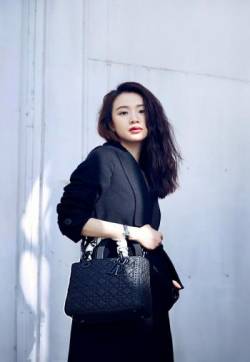 中国内地湖南长沙女演员李梦文艺优雅时尚街拍图片