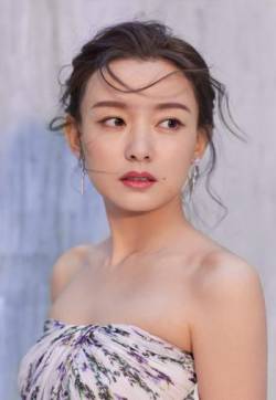中国内地山西太原女演员、歌手周奇奇性感迷人写真图片