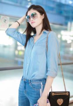 高清温州美女何穗清爽私服机场街拍照图片