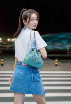 高清女明星李若宁清新甜美深夜街拍写真图片