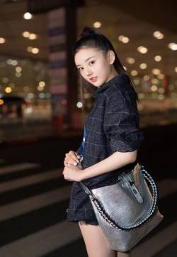 中国北京当代95后女演员宋祖儿青春活力机场照图片