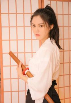 高清中国内地新疆伊犁影视女演员佟丽娅性感妩媚写真图片
