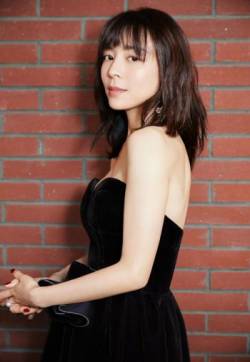 中国内地福建永安女演员张静初性感深v长裙写真图片