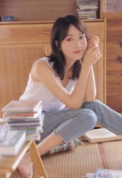 中国内地著名女演员黄圣依巴黎时装周高清性感图片