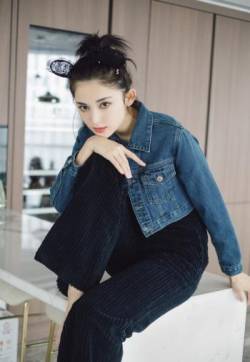 中国内地新疆乌鲁木齐市影视女演员古力娜扎俏皮性感写真图片