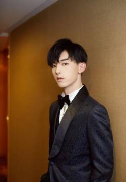 湖北安陆男演员郭俊辰黑色西服绅士帅气图片