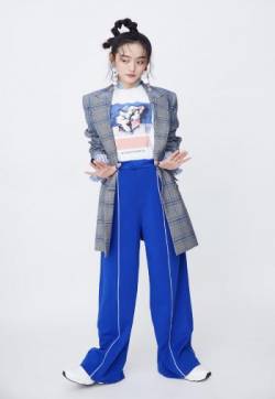 高清中国内地女演员平面模特何泓姗时尚百变杂志写真图片