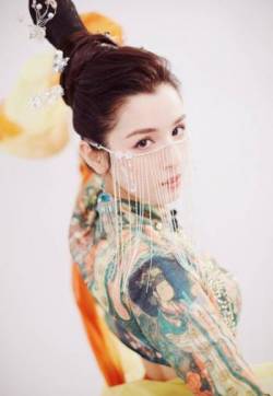 中国内地演员哈妮克孜唯美动人舞台照图片