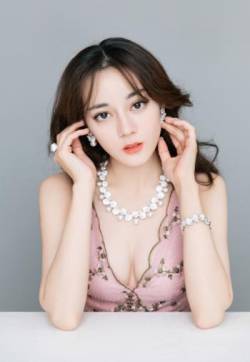 新疆乌鲁木齐美女演员迪丽热巴明艳典雅性感写真图片