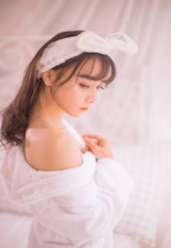 高清中国内地黑龙江省牡丹江影视女演员董璇抹胸优雅性感写真图片