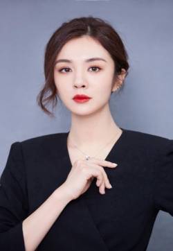 中国内地山东省青岛女演员王晓晨柔美干练活动写真图片