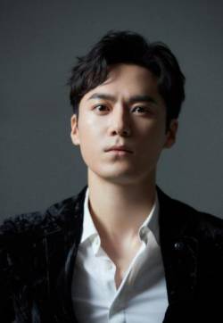 高清浙江绍男明显茅子俊黑白光影帅气写真图片