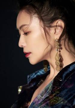 辽宁大连主持人女演员栗坤时髦个性写真图片