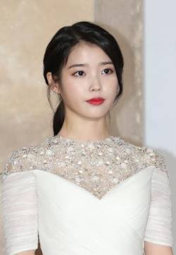 高清韩国首尔特别美女IU李知恩白色礼裙活动图片