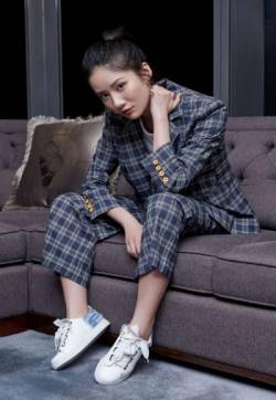 中国内地山东济南女演员吴优复古干练活动照图片