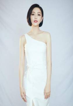 高清中国内地新疆伊犁影视女演员佟丽娅白裙优雅活动写真图片