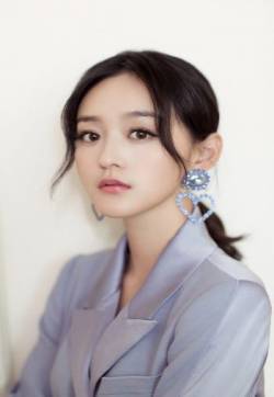 高清中国内地女演员平面模特何泓姗2018星光盛典写真图片