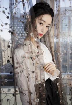 中国内地上海市长宁影视女演员郭晓婷格子裙清新甜美写真图片第张