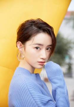 中国内地上海市长宁影视女演员郭晓婷格子裙清新甜美写真图片