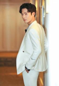 高清浙江绍男明显茅子俊儒雅俊秀西装写真图片