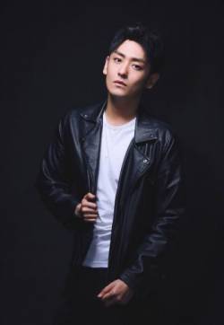 高清河南男星向昊文艺运动风帅气写真图片