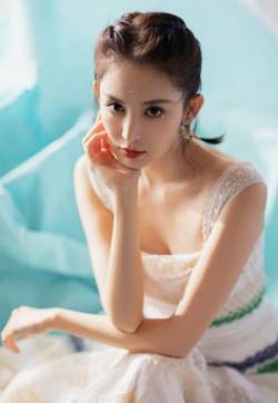中国内地新疆乌鲁木齐市影视女演员古力娜扎俏皮少女感早春写真图片