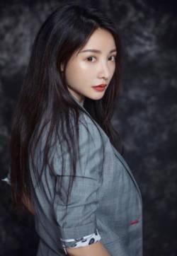 中国内地湖南衡阳女演员柳岩披肩长发知性干练写真图片