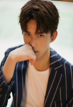 中国内地男演员吴磊帅气随性写真图片