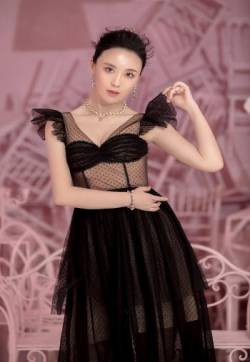 山东籍内地女演员吕佳容性感火辣写真图片