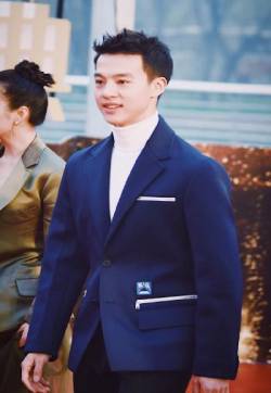 高清男星尹昉东方卫视电视剧品质盛典红毯照图片