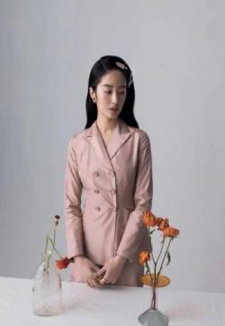 中国内地女演员、歌手、主持人杨采钰从容时尚大片写真图片