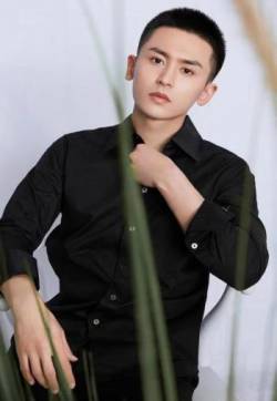 中国内地演员江西新余张哲瀚清爽帅气魅力写真图片