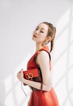 新疆乌鲁木齐美女演员迪丽热巴俏皮马尾写真图片