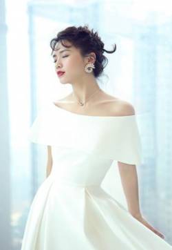 中国内地四川省达州市渠县人女歌手黄英性感优雅写真图片