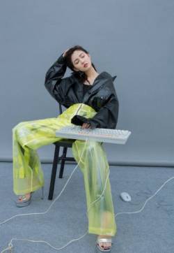 北京新生代女演员陈钰琪休闲率性时尚写真图片