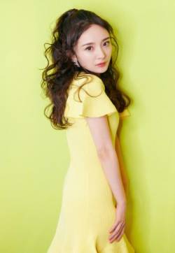 中国内地北京影视女演员杨幂甜美俏丽时尚写真图片