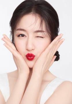 中国内地北京影视女演员李兰迪樱桃色甜美写真图片