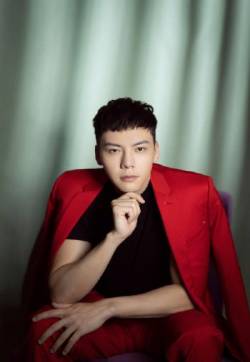 中国香港华语影视男演员歌手陈伟霆红色西装简洁潇洒写真图片