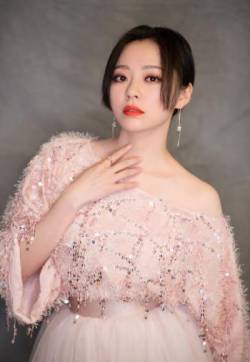 高清黑龙江省伊春美女张靓颖粉裙甜美写真图片