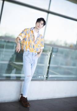 高清北洪湖乌林男星陈星旭休闲衬衫帅气图片