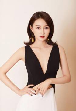 中国内地辽宁省大连女演员林鹏性感优雅写真图片