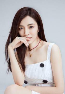 中国内地山东省青岛女演员王晓晨清新迷人时尚写真图片