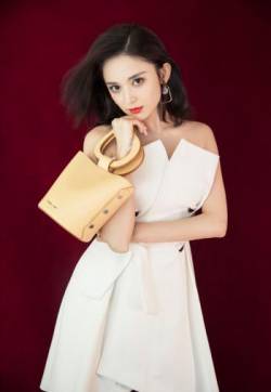 中国内地新疆乌鲁木齐市影视女演员古力娜扎白裙优雅写真图片