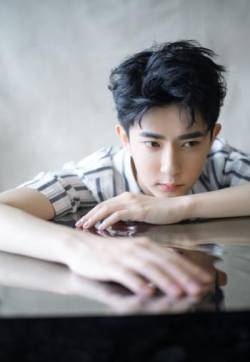 高清新疆乌鲁木齐男明星于朦胧复古造型杂志写真图片第张
