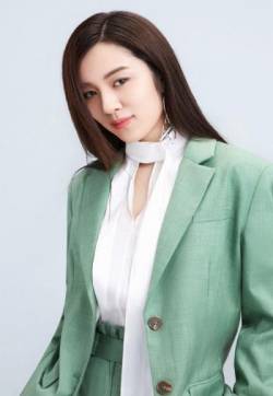 中国内地山东省青岛女演员王晓晨清新妩媚时尚写真图片