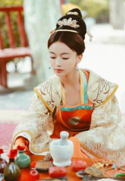 高清中国内地北京人影视女演员吴谨言甜美古装写真图片